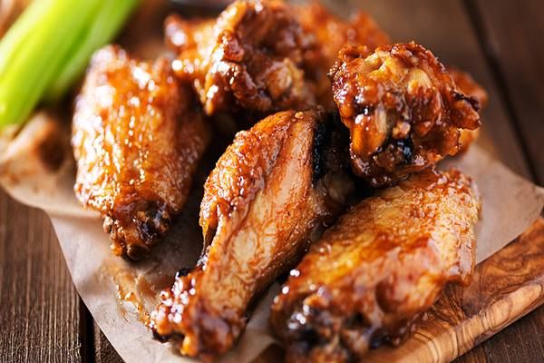 whiskey américain ELIJAH CRAIG Small batch avec plat dégustation chicken wings